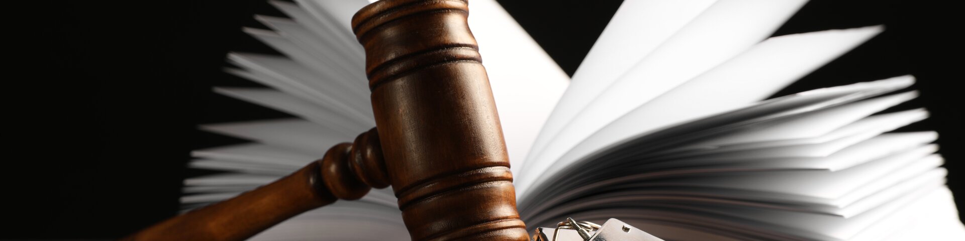 Handschellen, Gesetz und RIchterhammer | © GdP SN: Envato