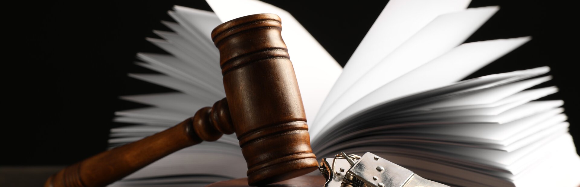Handschellen, Gesetz und RIchterhammer | © GdP SN: Envato