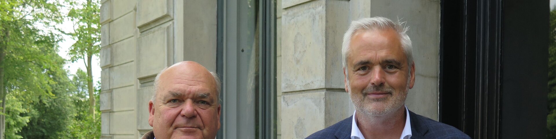 Wilhelm Eckhard Sindt und Andreas Breitner bei der Spendenübergabe | © Thomas Gründemann, hupf-sh.de