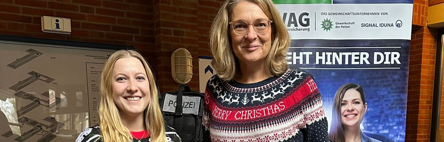 Katharina und Susanne, bevor sie Lebkuchen verteilt und verspeist haben | © GdP SH