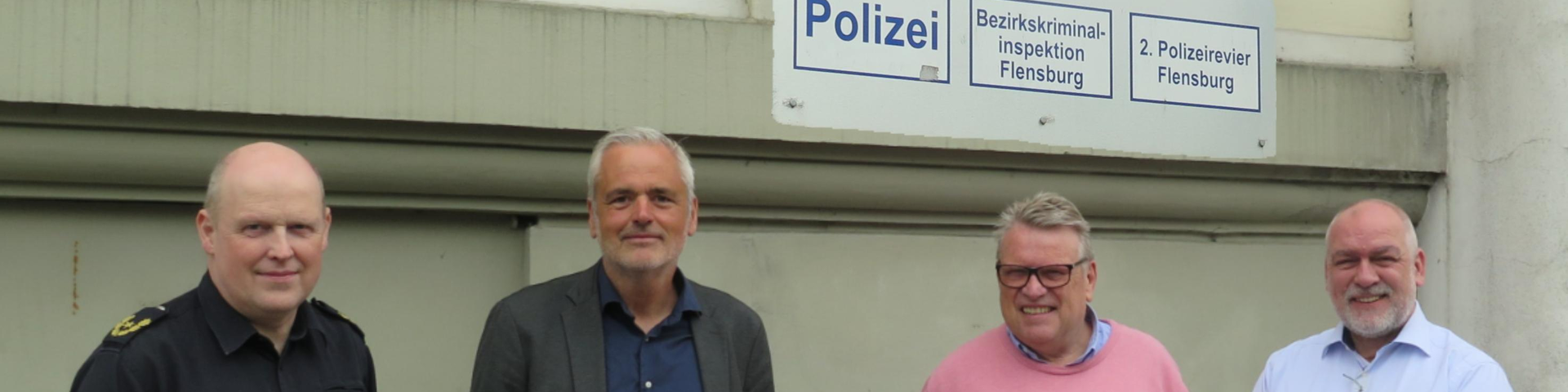 vor der PD Flensburg: Die PD-Leitung mit dem Vorsitzenden des HUPF Andreas Breitner und Schatzmeister Karl-Hermann Rehr | © Thomas Gründemann