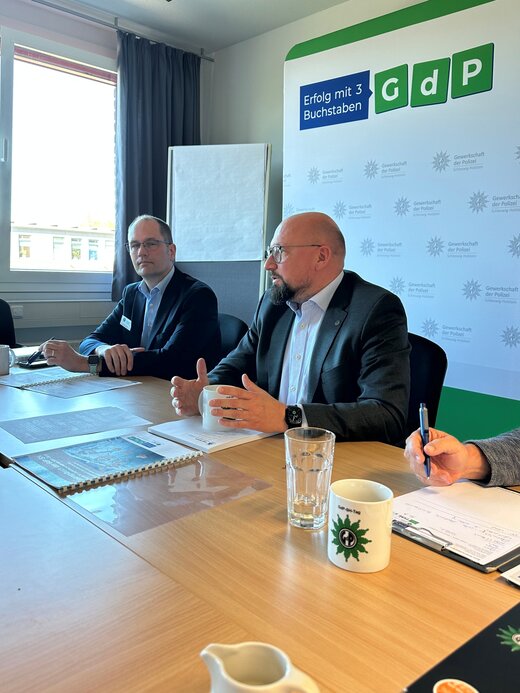 Sven Neumann beim Pressegespräch zum Forderungskatalog der GdP 2026, daneben Torben Steckel | © GdP SH