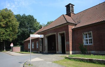 Eingang DH Pol in Münster | © Urheber: Wo st 01/Wikipedia, Lizenz: https://creativecommons.org/licenses/by-sa/3.0/deed.de