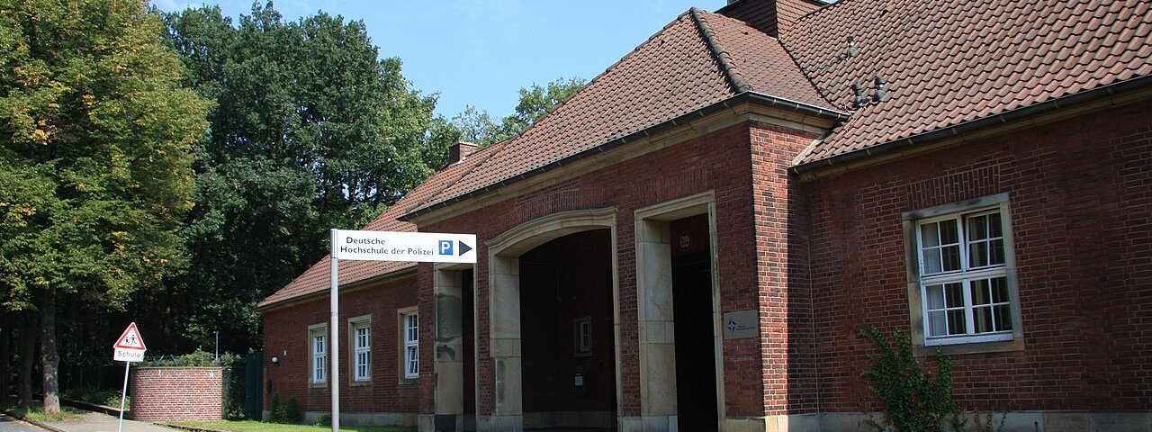 Eingang DH Pol in Münster | © Urheber: Wo st 01/Wikipedia, Lizenz: https://creativecommons.org/licenses/by-sa/3.0/deed.de