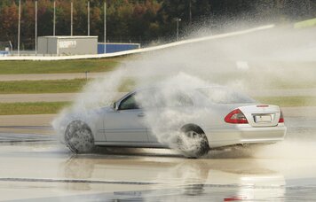 Aquaplaning | © Harry Hautumm, pixelio.de