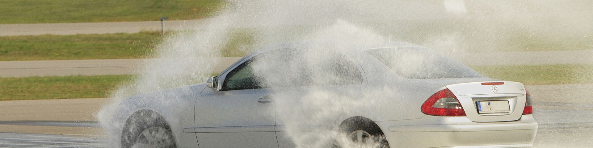 Aquaplaning | © Harry Hautumm, pixelio.de