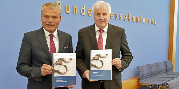 Bundesinnenminister Horst Sehofer und IMK-Vorsitzender Holger Stahlknecht mit der PKS 2017. Foto: Zielasko