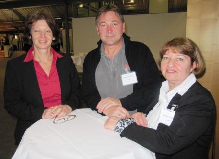 Gespräch mit Frau Antje Wedepohl (TdL Beauftragte M-V) und den Mitgliedern der GTK aus M-V, Rosemarie Hartmann-Woisin (Rechts) und Siegmar Brandt (Mitte) während einer Verhandlungspause