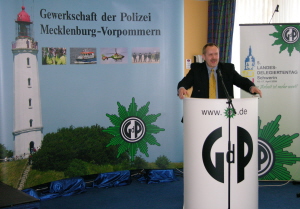 Michael Silkeit vor Beginn der Podiumsdiskussion des 5.Landesdelegiertentages der Gewerkschaft der Polizei (GdP) Mecklenburg-Vorpommern