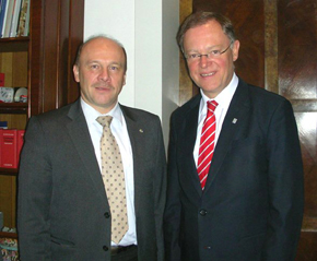 Dietmar Schilff (links) im Gespräch mit Stephan Weil am 20.01.2012  