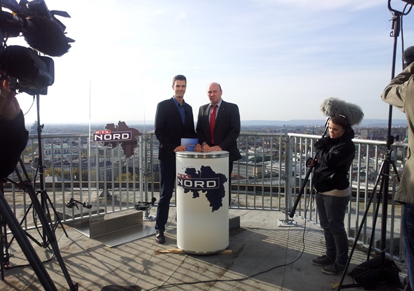 Moderator Alexander Gurgel (links) und Dietmar Schilff über den Dächern von Hannover. Foto: RTL Nord