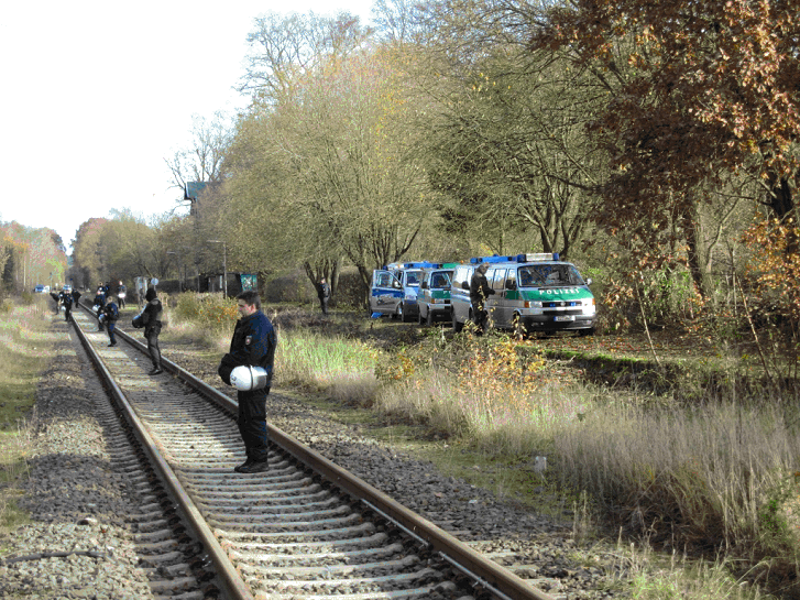 CASTOR-Einsatz 2010: Einsatzkräfte an der Bahnstrecke. Foto: rf