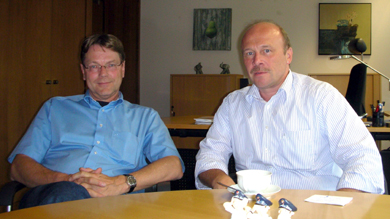 Dietmar Schilff (rechts) im Gespräch mit dem PVP der PD Lüneburg, Matthias Oltersdorf (Foto: PD Lüneburg)