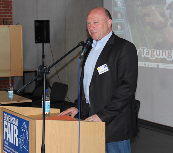 Dietmar Schilff bei seinem Grußwort bei der Fach- und Arbeitstagung zum Fußball in Lüchow - „Fankulturen – ein polizeiinterner Dialog“. Foto: CH 