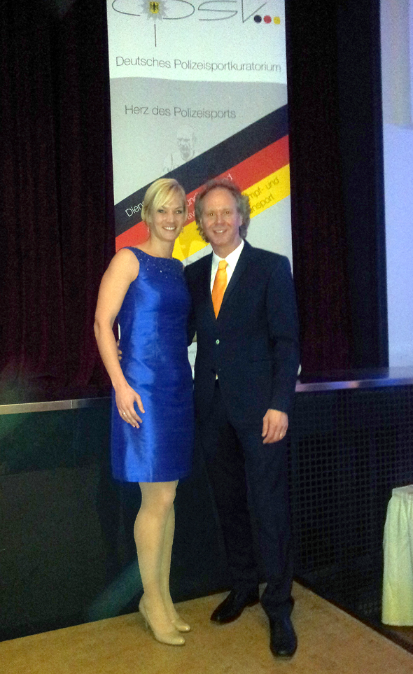 Ehrenpreisträgerin Bibiana Steinhaus und der Sportjournalist Clemens Löcke, der die Veranstaltung moderierte (Foto: Dietmar Schilff) 