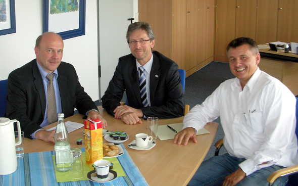 Landesvorsitzender Dietmar Schilff (li.) im Gespräch mit dem Präsidenten des LKA, Uwe Kolmey  (mi.) und BG-Vorsitzenden Lutz Giersemehl.