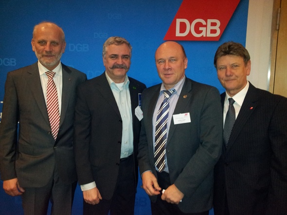 Hartmut Tölle (1. v.l.) wurde auf der DGB-Bezirkskonferenz erneut zum Vorsitzenden gewählt. Neben ihm v.l.n.r.: Uwe Petermann (GdP-LV Sachsen-Anhalt), Dietmar Schilff (GdP-LV Niedersachsen) und Udo Gebhardt (Stellv. DGB-Vorsitzender aus Sachsen-Anhalt).