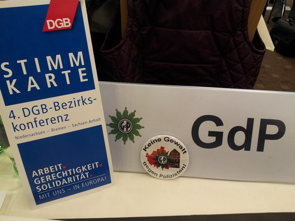 Der GdP-Tisch während der Abstimmungen im DGB-Landesbezirk. Foto: Dietmar Schilff