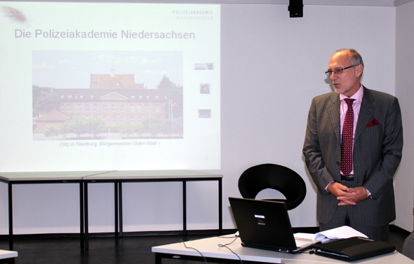 Johannes-Jürgen Kaul, Direktor der Polizeiakademie Niedersachsen, während seines Referates vor dem GsV (Foto: CH) 
