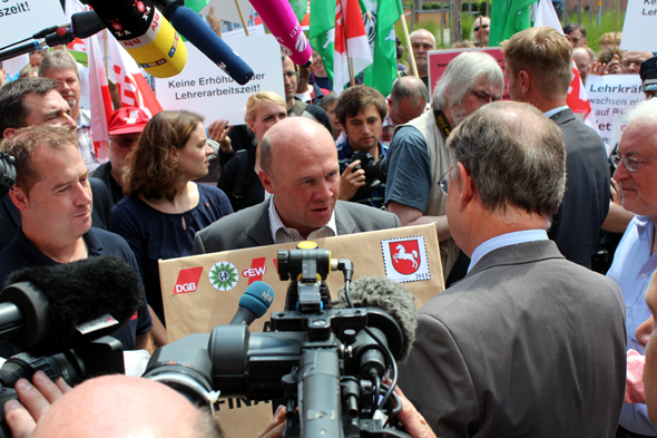 GdP-Landesvorsitzender Schilff übergibt mit verdi- und GEW-Vertretern symbolischen Forderungsbrief an MP Weil.