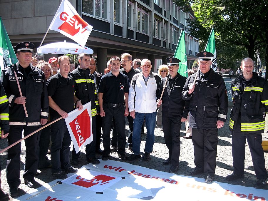 GdP, ver.di und GEW: Mahnwache gegenüber vom Landtag für gerechte Besoldung - Foto: rf