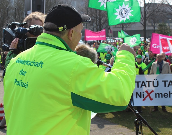 Dietmar Schilff bei der zentralen Kundgebung am 25. März 2015 in Hannover mit rund 5.000 Teilnehmenden. Foto: CH