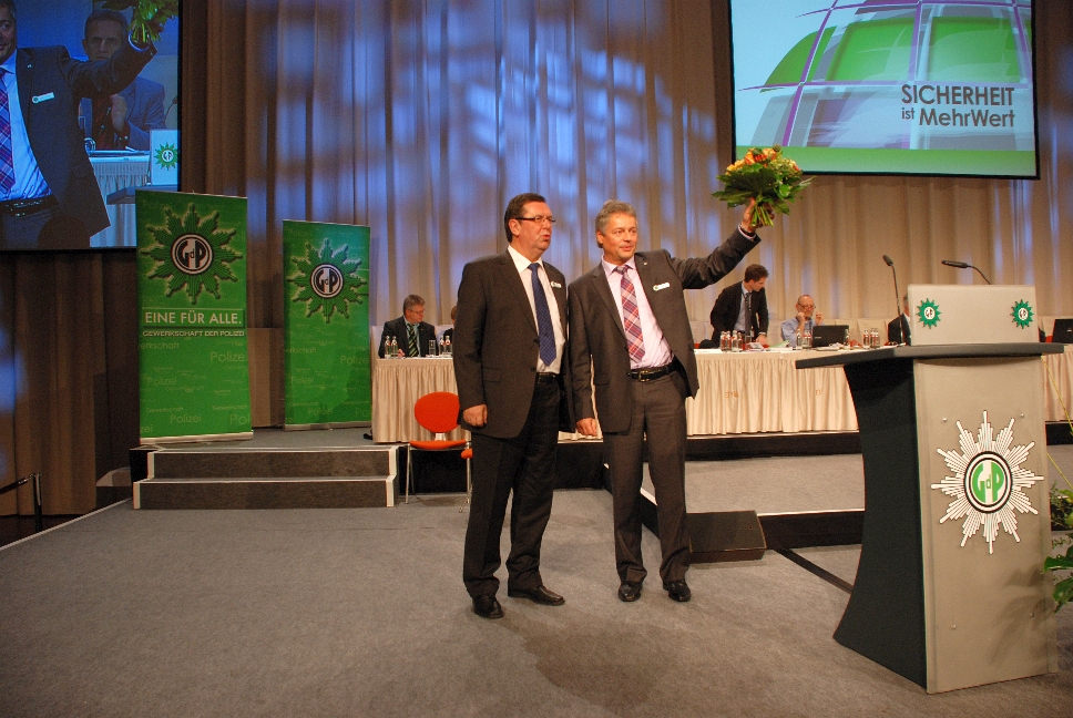 Scheidender und gewählter Bundesvorsitzender: Konrad Freiberg (li.) und Bernhard Witthaut (Foto: Red./UR GdP-NI) 