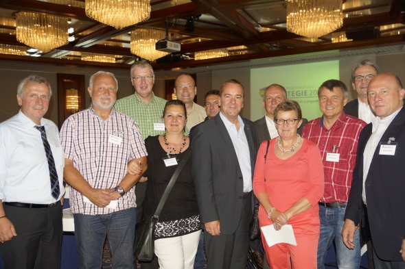 Personalräte und Innenminister Pistorius (vordere Reihe, 4. v.l.) sowie LPP Uwe Binias (hintere Reihe, rechts) in der Veranstaltung Polizeistrategie 2020 - Zweites Fachforum am 18./19. Juli 2014 in Hannover. Foto: M. Kintzel